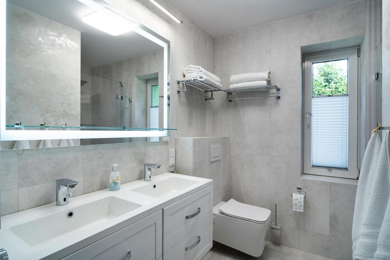 Apartament Zielony Przyladek Brwinow Exteriör bild